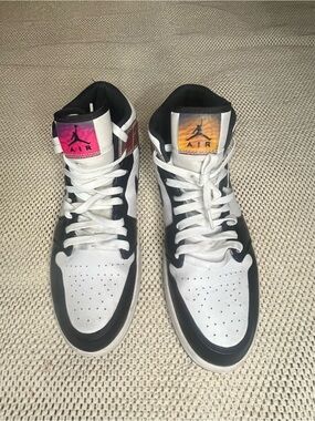 Air Jordan 1 Mid SE White Black Heat Reactive Men's Gently Used
Size 10